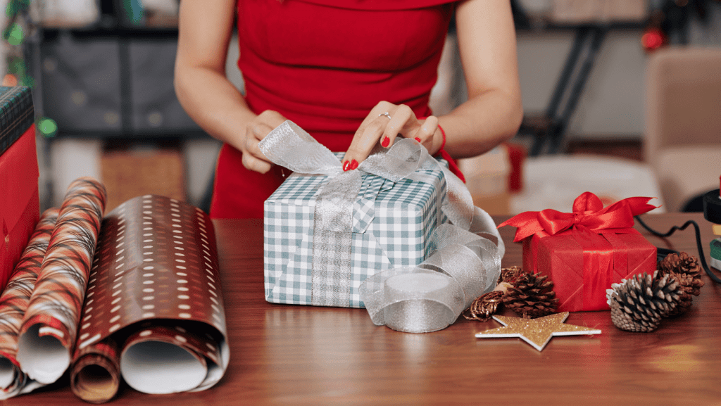 אישה עם שמלה אדומה מעצבת ועוטפת מתנות